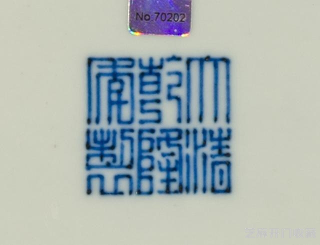 乾隆 青花粉彩花鸟纹四方瓶