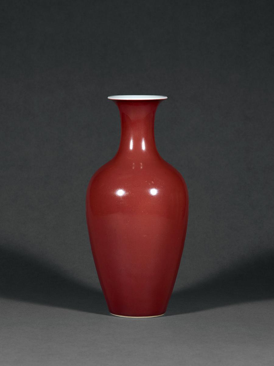  清乾隆 霁红釉观音瓶